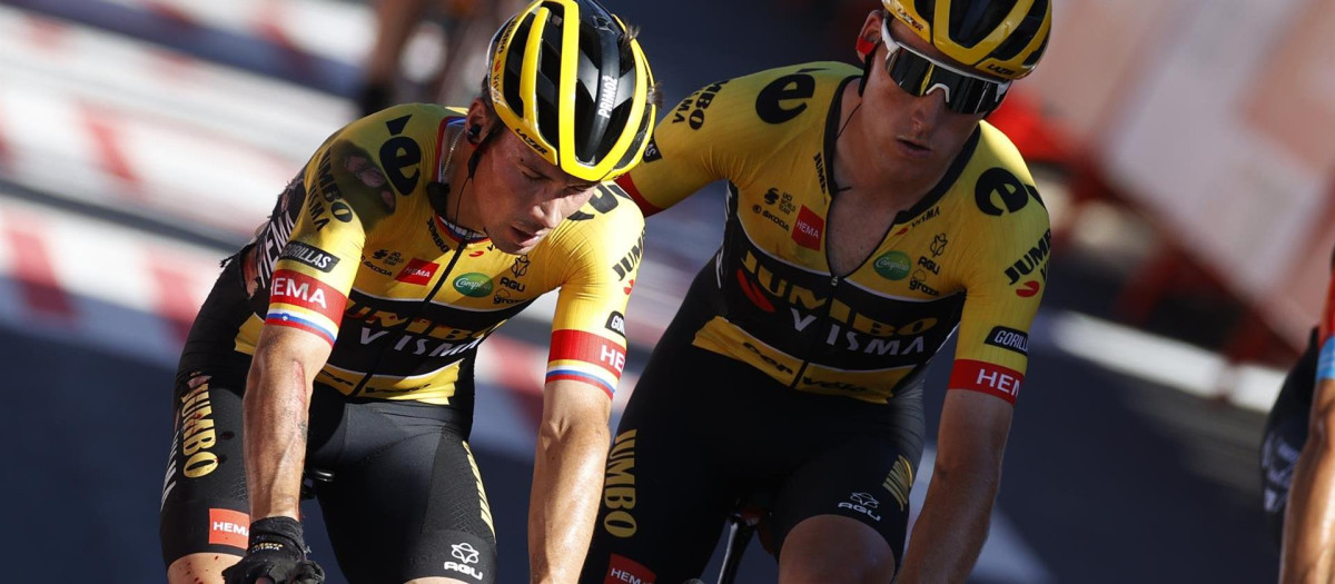Roglic llegando a la meta de la decimosexta etapa tras sufrir una caída a pocos metros del final