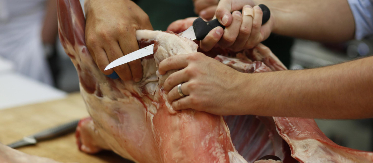 Una carniceros manipulan una pieza, en una imagen de archivo