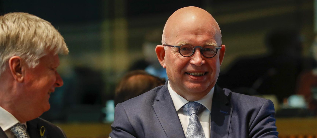 El ministro de Agricultura holandés, Henk Staghouwer (d.)