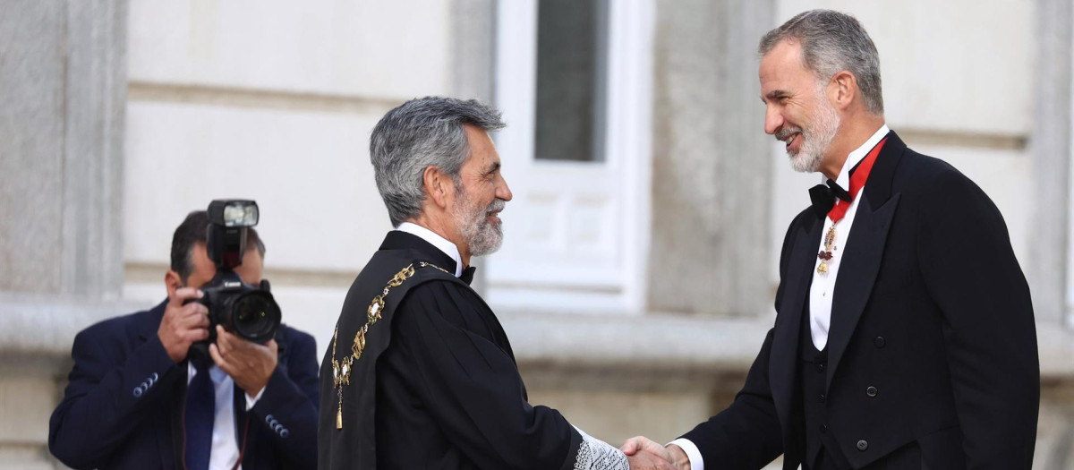 Carlos Lesmes, presidente del CGPJ y del Tribunal Supremo, con el Rey Don Felipe VI a su llegada al Tribunal Supremo