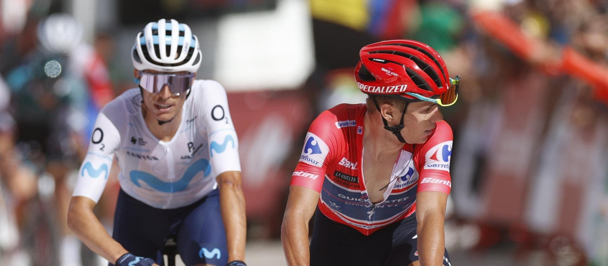 Evenepoel, con el maillot rojo, aguantó los ataques de Enric Mas, a la izquierda de la imagen