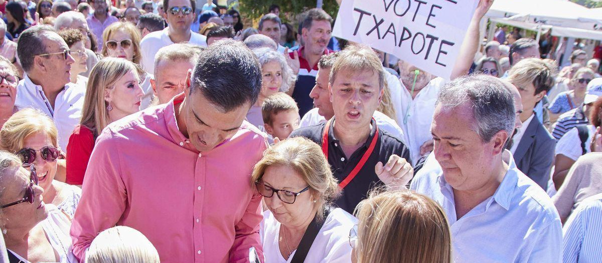 Pedro Sánchez paseando por Sevilla