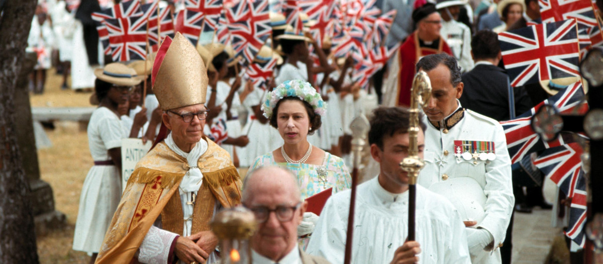 Britain's Queen Elizabeth II arrives for a church service at St. John's Cathedral, Antigua, Feb. 20, 1966. The Queen is accompanied by the Bishop Knowles, left. (AP Photo)
La Reina Isabel II, llegando a una misa en la catedral de San Juan de Antigua en 1966, acompañada por el obispo Knowles