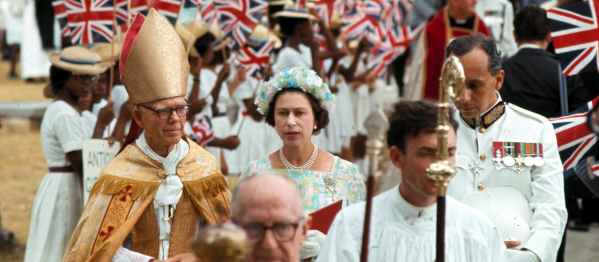 Britain's Queen Elizabeth II arrives for a church service at St. John's Cathedral, Antigua, Feb. 20, 1966. The Queen is accompanied by the Bishop Knowles, left. (AP Photo)
La Reina Isabel II, llegando a una misa en la catedral de San Juan de Antigua en 1966, acompañada por el obispo Knowles