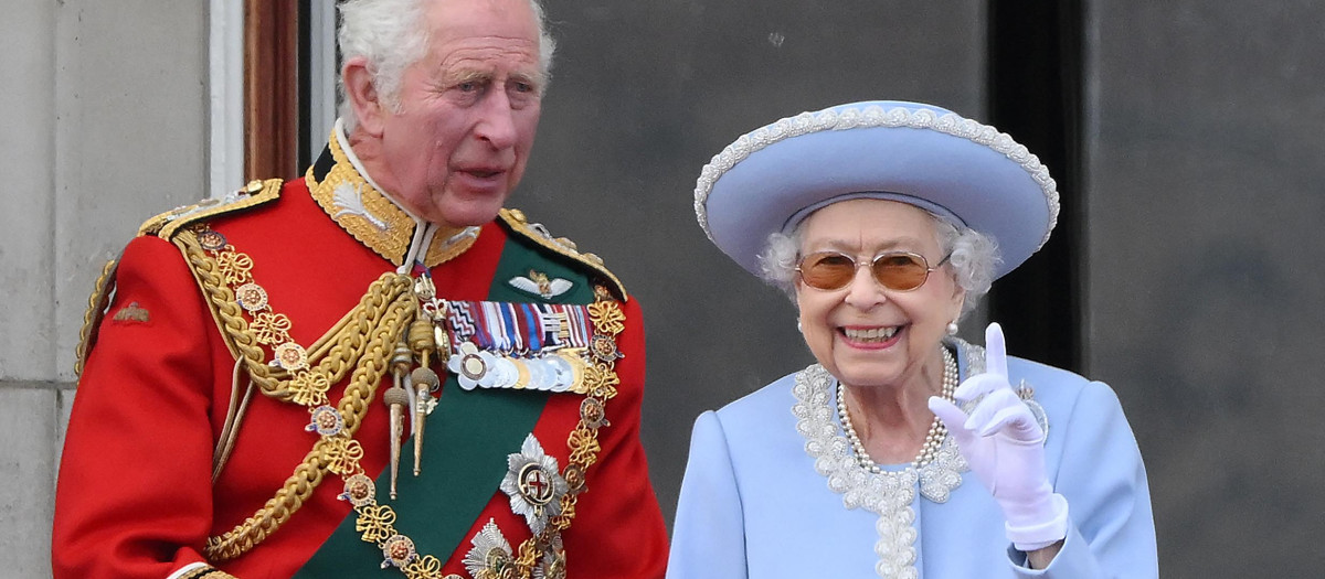 La Reina Isabel II junto a su hijo, el Príncipe Carlos