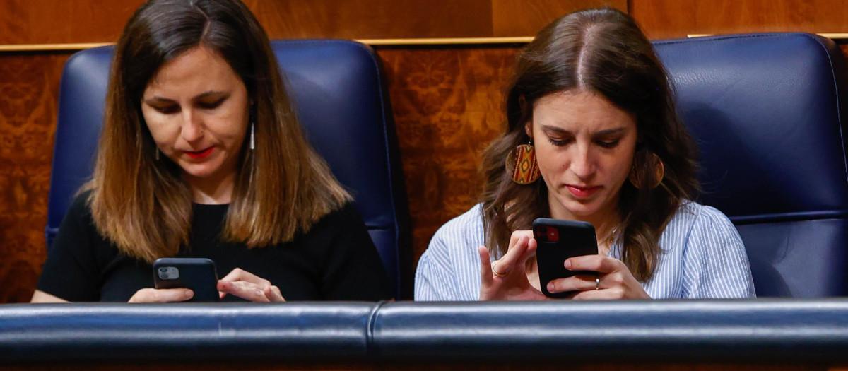 Ione Belarra e Irene Montero en el Congreso con sus iPhone