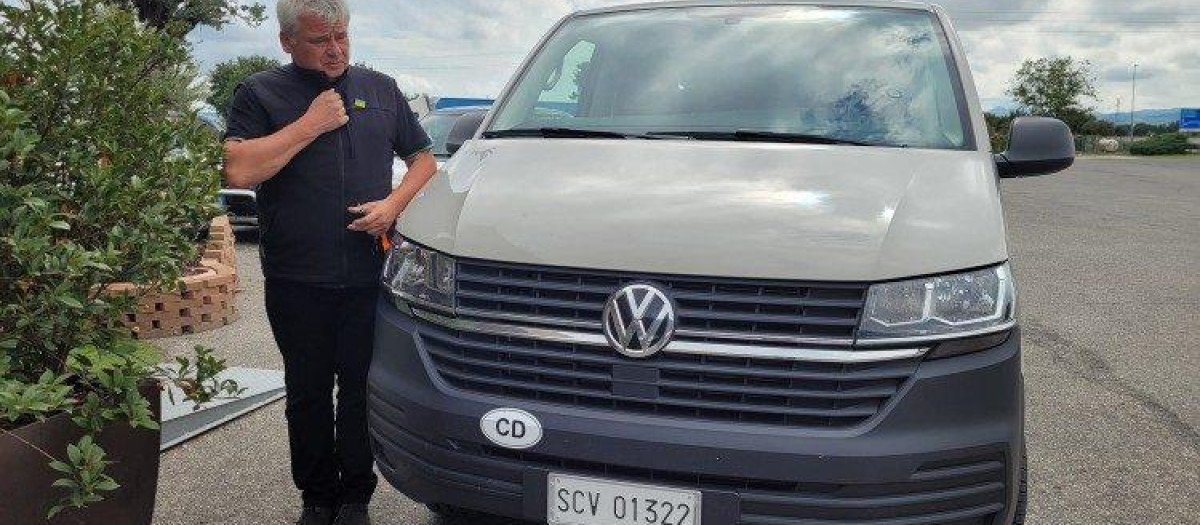 El limosnero apostólico junto con la furgoneta enviada a Ucrania