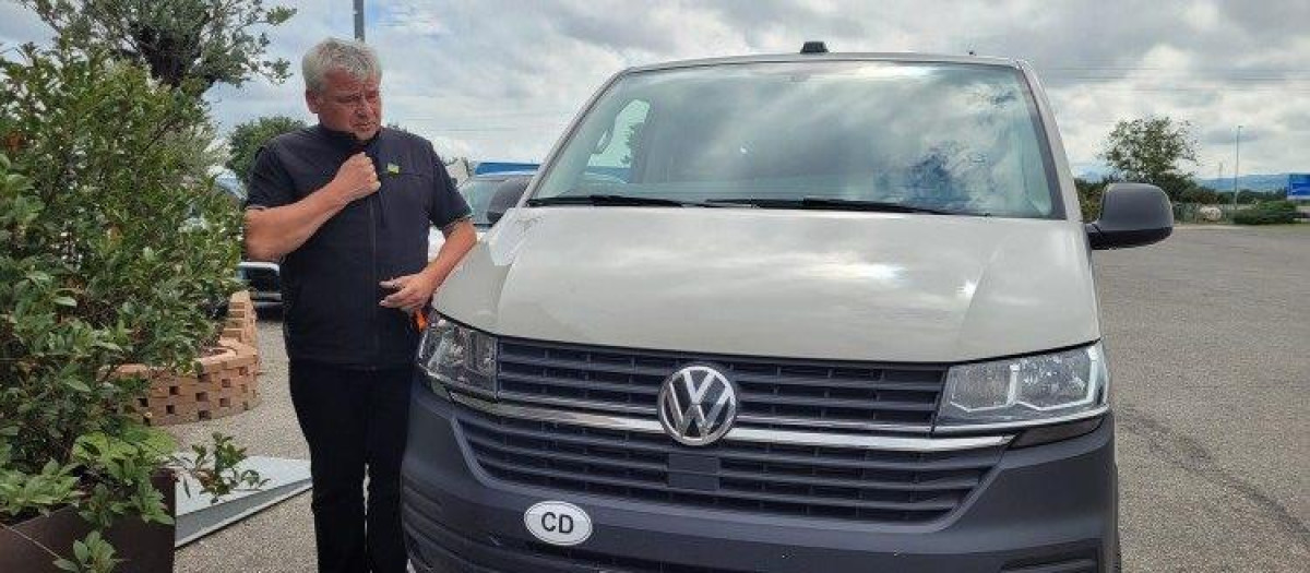 El limosnero apostólico junto con la furgoneta enviada a Ucrania