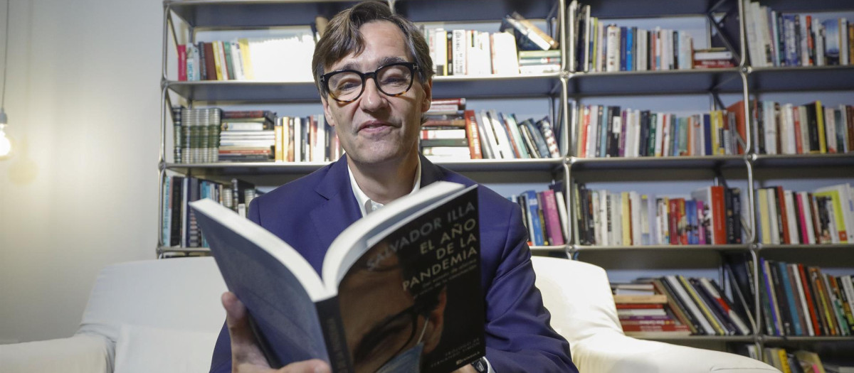 Salvador Illa, con un ejemplar de su libro.