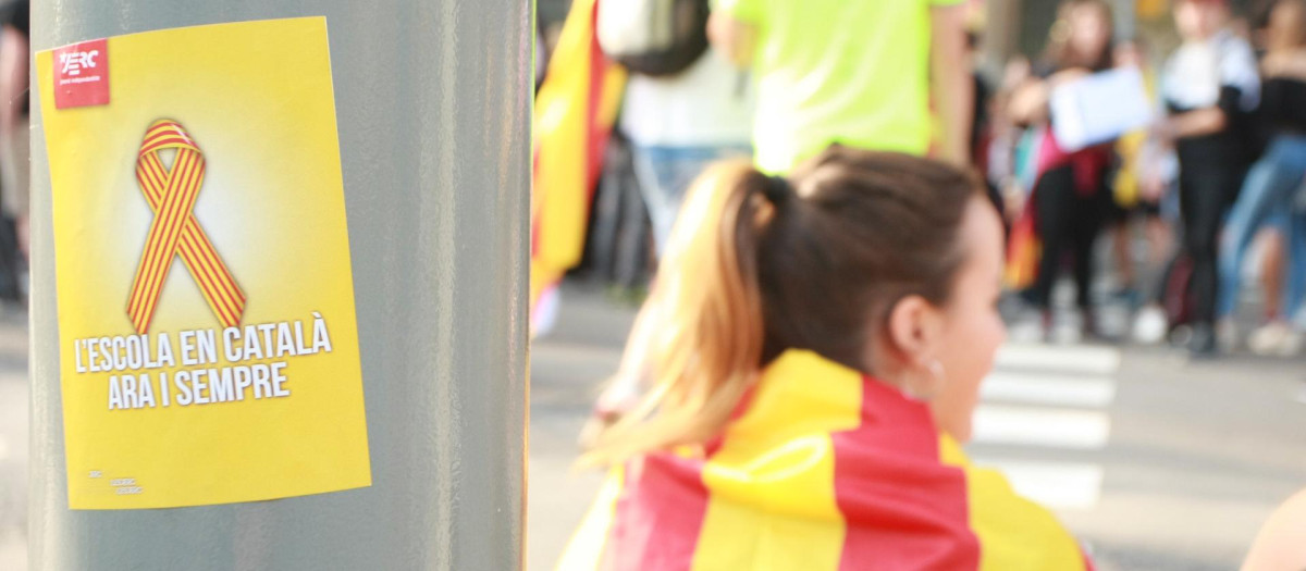 Una estudiantes protesta en una Universidad en Barcelona