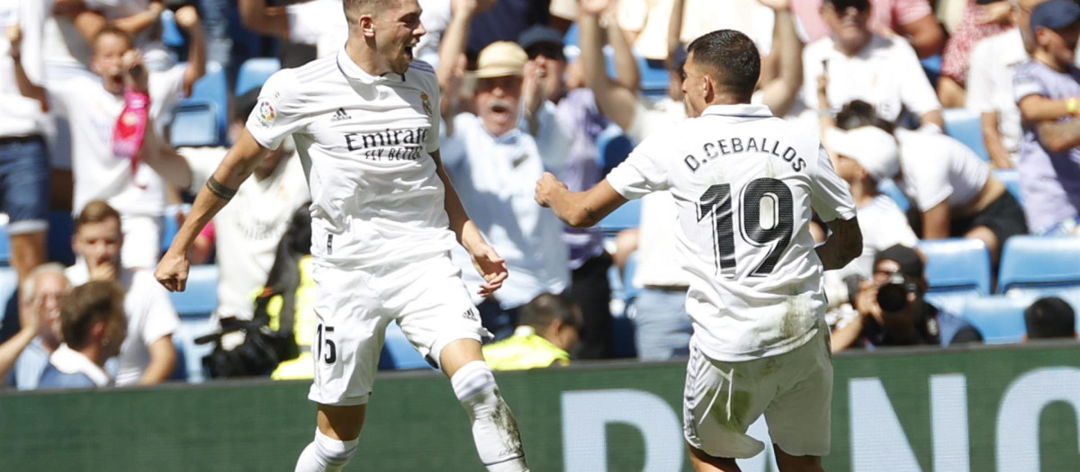 Valverde y Ceballos celebran el gol del primero