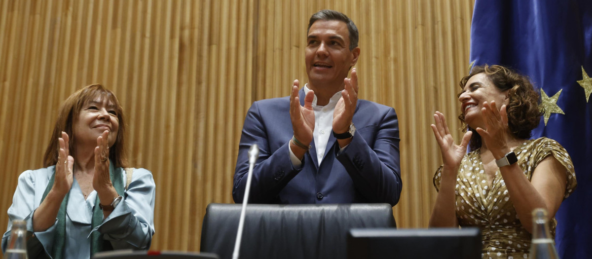 Pedro Sánchez aplaudido por María Jesús Montero y Cristina Narbona