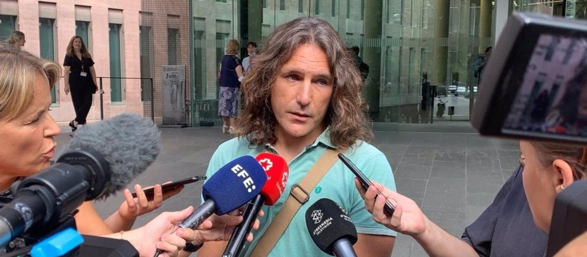 El padre de un alumno de la escuela Turó del Drac de Canet de Mar (Barcelona) que recurrió a los tribunales para que su hijo pudiera cursar un 25% de la enseñanza en castellano, Javier Pulido.
El padre de un alumno de la escuela Turó del Drac de Canet de Mar (Barcelona) que recurrió a los tribunales para que su hijo pudiera cursar un 25% de la enseñanza en castellano ha declarado este lunes ante el juez que investiga el presunto acoso a la familia