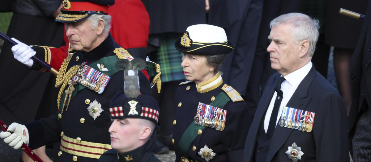 El Rey, Carlos III, su hermana, la princesa Ana y el duque de York, el único de los hermanos con chaqué al tener prohibido usar el uniforme militar