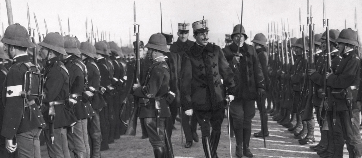 El Rey Alfonso XIII repasando las fuerzas destinadas en el protectorado del Rif en 1921