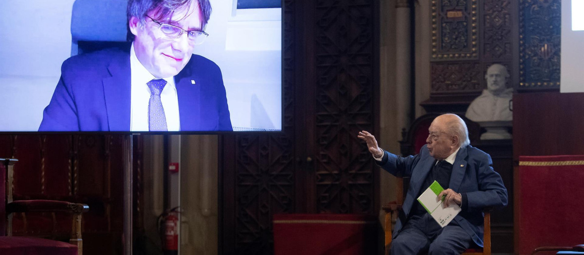 Los expresidentes Jordi Pujol (d) y Carles Puigdemont (i) en una charla, junto a los también expresidentes Artur Mas y Quim Torra