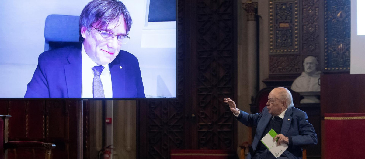 Los expresidentes Jordi Pujol (d) y Carles Puigdemont (i) en una charla, junto a los también expresidentes Artur Mas y Quim Torra