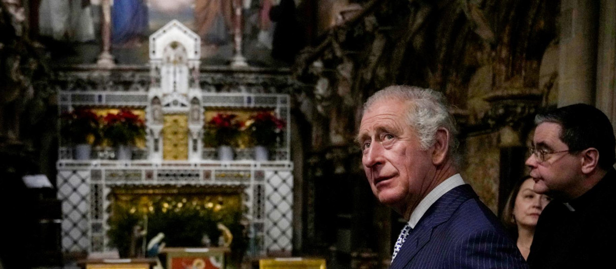Carlos III, cuando era Príncipe de Gales, visitando una exposición en una iglesia en Londres