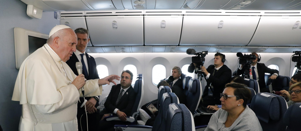 Francisco durante una rueda de prensa a bordo de un avión de Alitalia, 26 de noviembre de 2019.