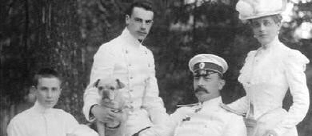 El príncipe Félix Yusúpov sentado junto a su madre, padre y hermano mayor Nikolái