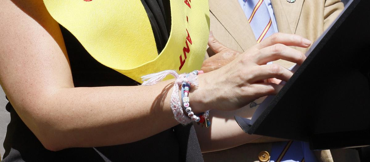 Detalle de la pulsera que luce Isabel Díaz Ayuso