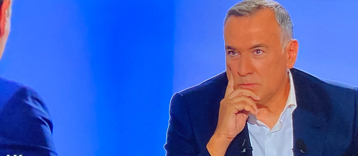 El presentador Xabier Fortes durante la entrevista al presidente del Gobierno, Pedro Sánchez