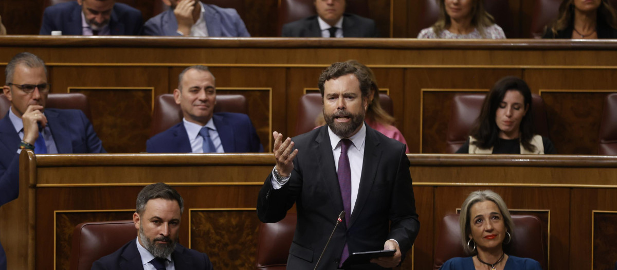 El portavoz de Vox en el Congreso, Iván Espinosa de los Monteros (c) junto al líder de su formación, Santiago Abascal (i), ambos con corbata
