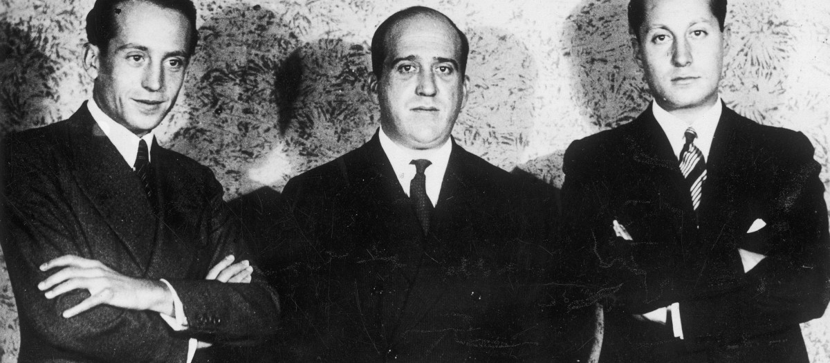 Ruiz de Alda (centro) junto a Valdecasas y Primo de Rivera, en el mitin fundacional de Falange en el teatro de la Comedia de Madrid, el 29 de octubre de 1933