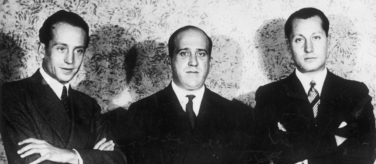 Ruiz de Alda (centro) junto a Valdecasas y Primo de Rivera, en el mitin fundacional de Falange en el teatro de la Comedia de Madrid, el 29 de octubre de 1933