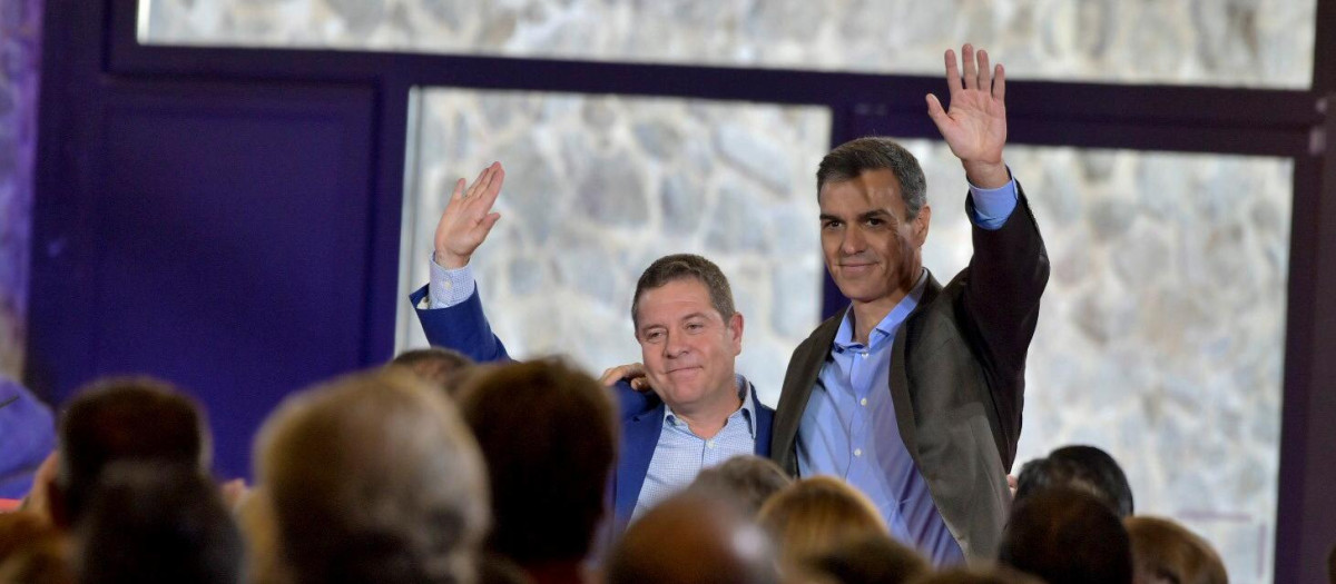 El presidente del Gobierno, Pedro Sánchez, junto al presidente de Castilla La Mancha Emiliano García Page, en Toledo