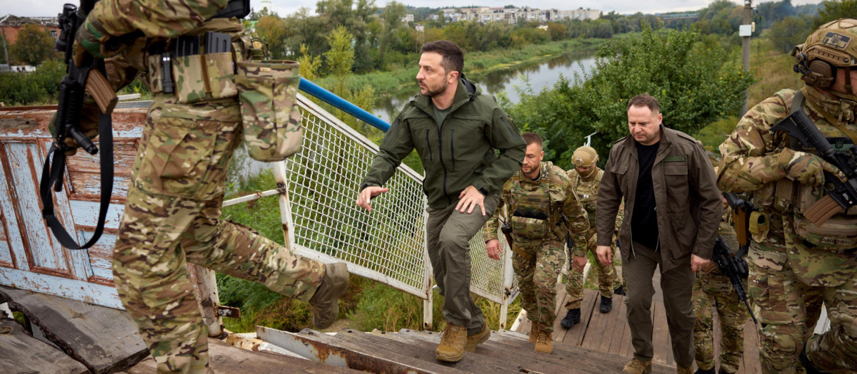 Volodímir Zelensky durante su visita a la ciudad recuperada de Izium en la región de Járkov