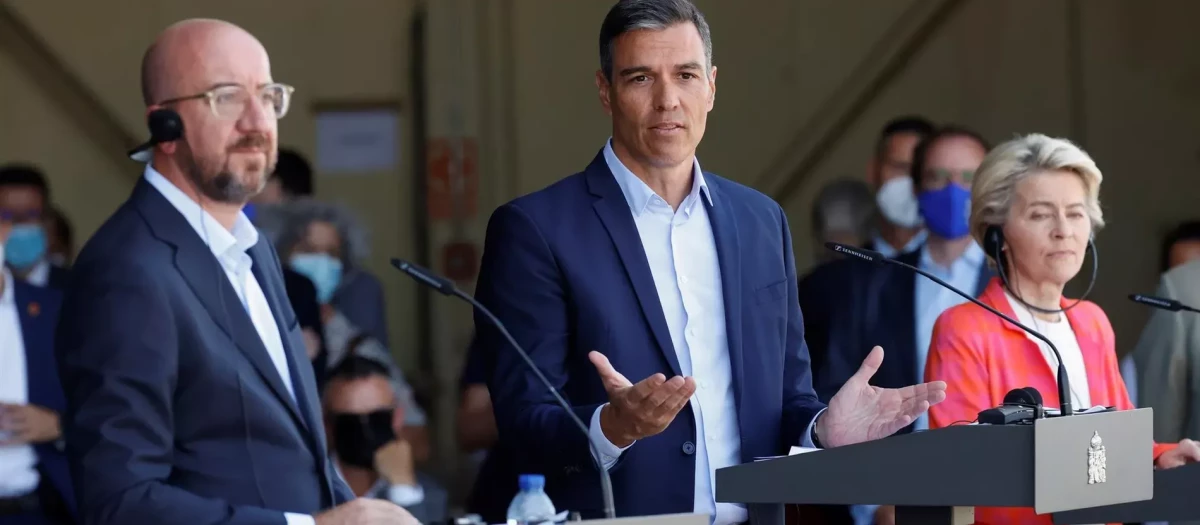 Pedro Sánchez flanqueado por Charles Michel y Ursula von der Leyen
