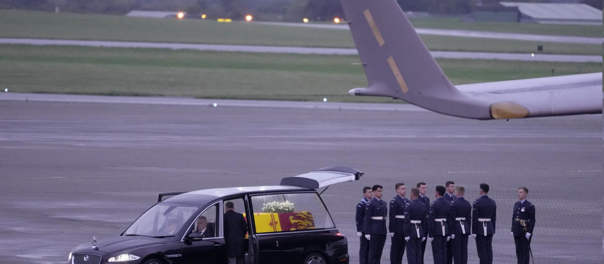 La Reina Isabel II a su llegada a la base aérea de Notsfolk