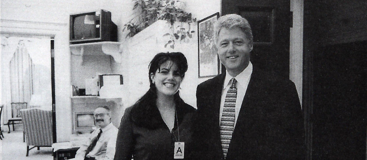 Foto oficial de la Casa Blanca tomada el 17 de noviembre de 1995 del informe del abogado Kenneth Starr en la que se ve al expresidente Clinton y Monica Lewinsky