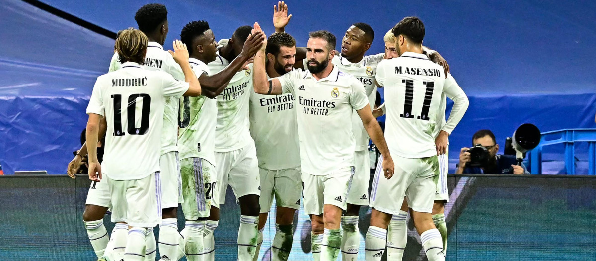 Los jugadores del Real Madrid celebran el primer gol de Valverde