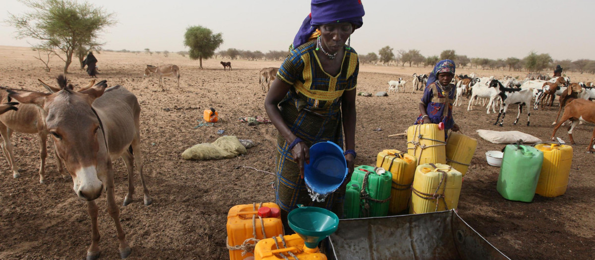 Mujer Fulani recogiendo agua, Níger, 11 de mayo de 2010.