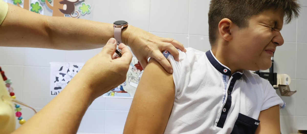 Un niño recibe la vacuna contra el papiloma humano en el centro de Salud de Lalín, Pontevedra
