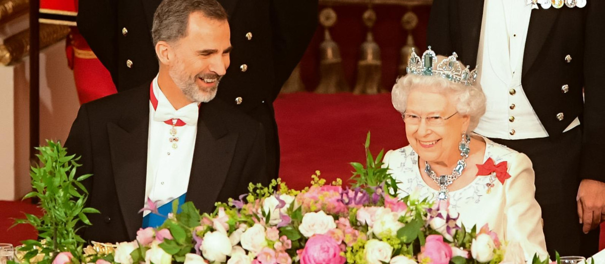 Queen Elizabeth II and King Felipe VI of Spain share a toast during the State Banquet at BuckinghamPalace, London for the King's State Visit to the UK.