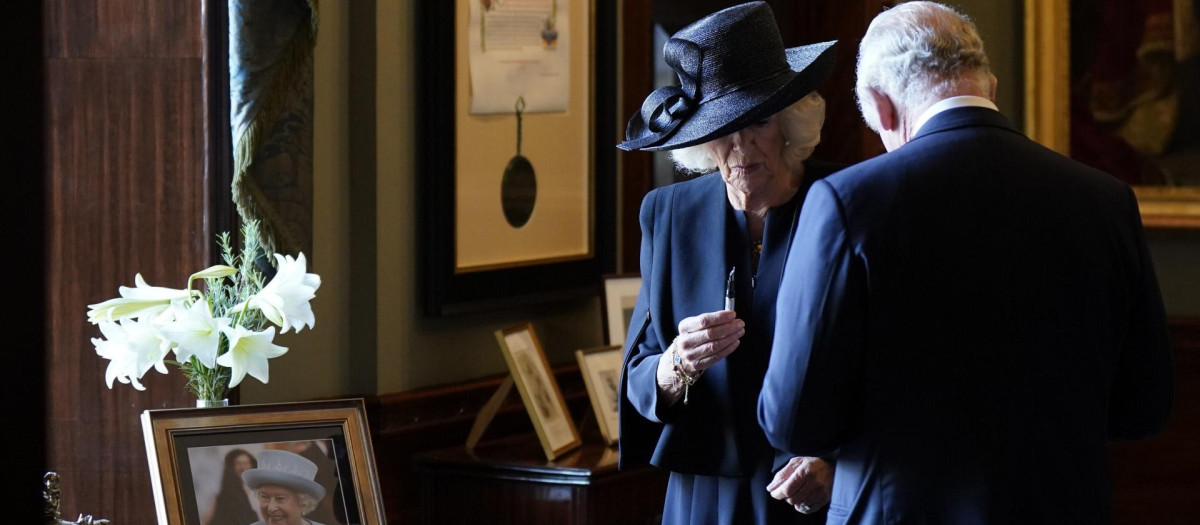 El rey Carlos III y la reina consorte tienen problemas para firmar el libro de visitas de Hillsborough Castle, en Irlanda del Norte