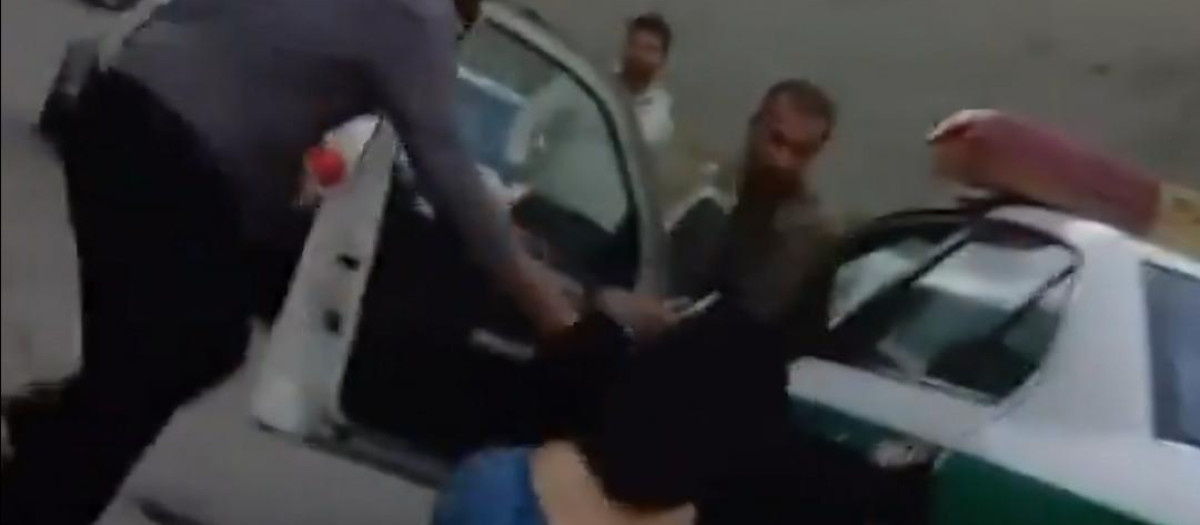 Una mujer es detenida por la llamada "Policía de la moral" en Irán por no llevar el velo islámico obligado por el Corán