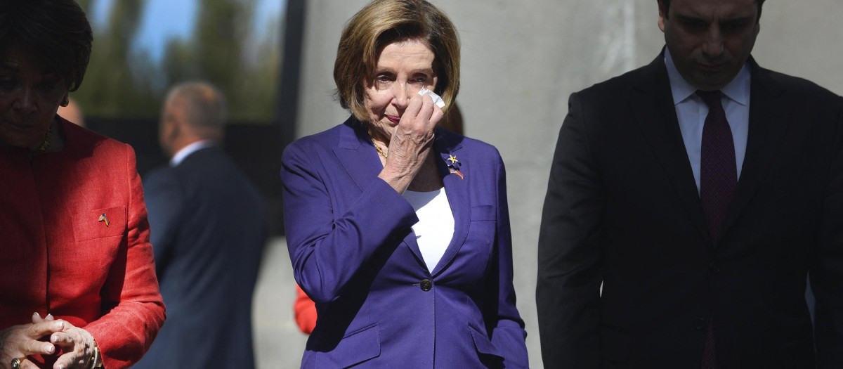 Nancy Pelosi, se limpia una lágrima mientras visita el Complejo Conmemorativo del Genocidio Armenio en Ereván