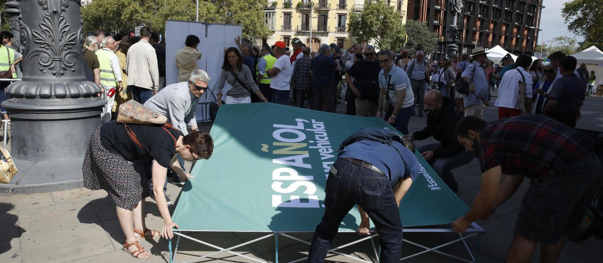 La plataforma Escuela para Todos se manifiesta en Barcelona para reclamar que el castellano también sea lengua vehicular en Cataluña