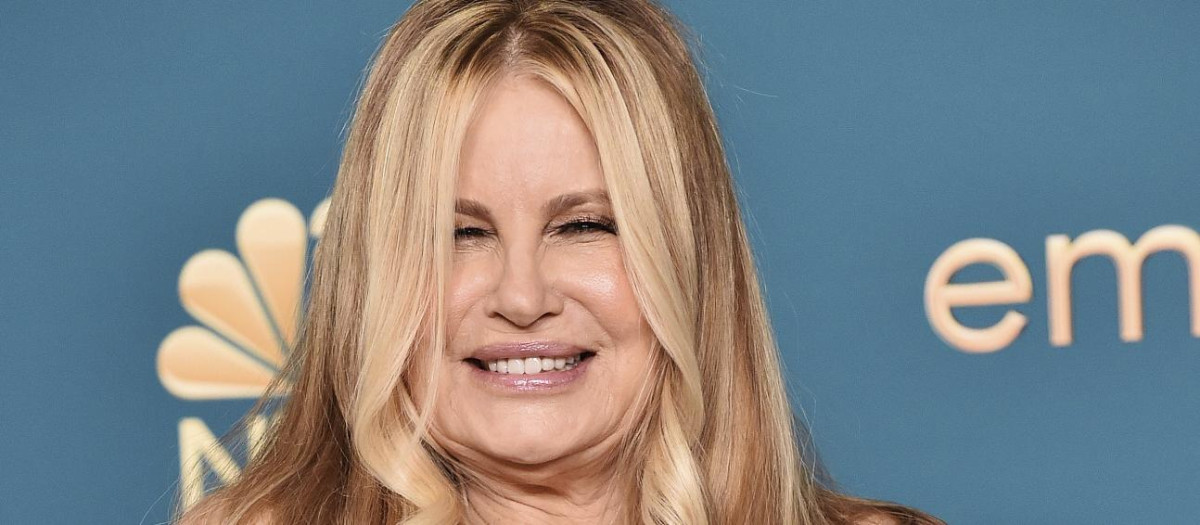 La actriz Jennifer Coolidge, con el Emmy a la mejor actriz de reparto en una serie o película limitada
