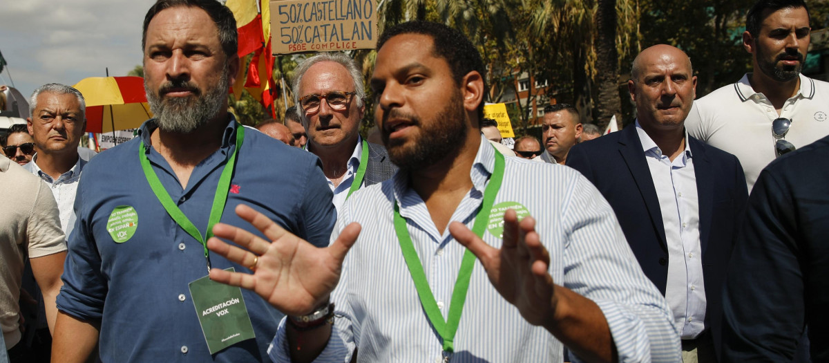 El líder de Vox, Santiago Abascal (i) y el presidente del partido en Cataluña, Ignacio Garriga (d), asisten a la manifestación para reclamar que el castellano también sea lengua vehicular en Cataluña
