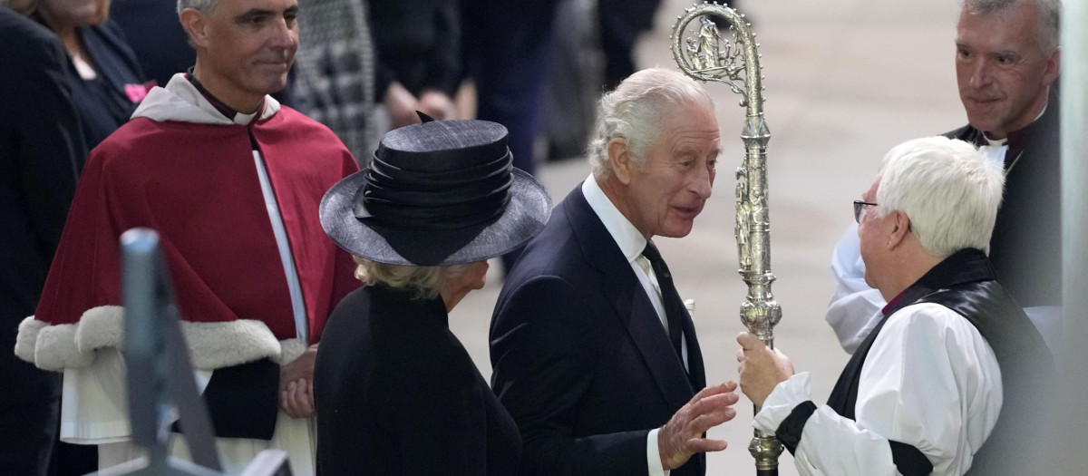 El rey Carlos III durante el servicio religioso por la muerte de Isabel II