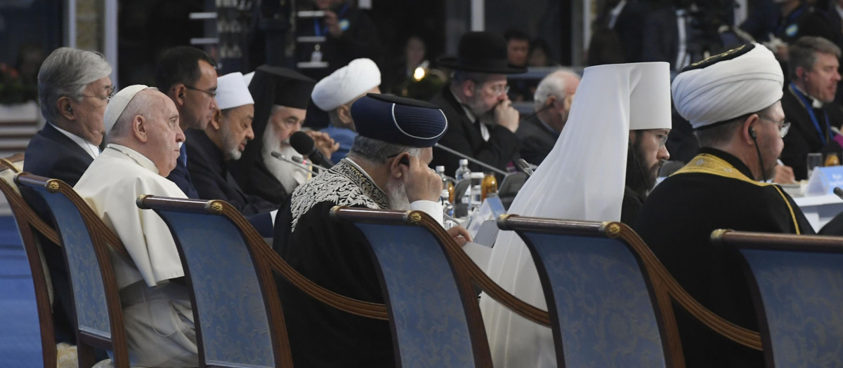 El Papa Francisco asiste a la sesión de apertura del VII Congreso de Líderes de Religiones Mundiales y Tradicionales en Nur-Sultan, Kazajistán