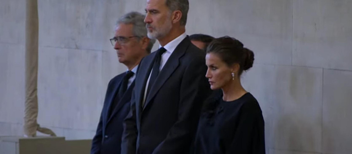 Reyes visitan capilla ardiente Isabel II