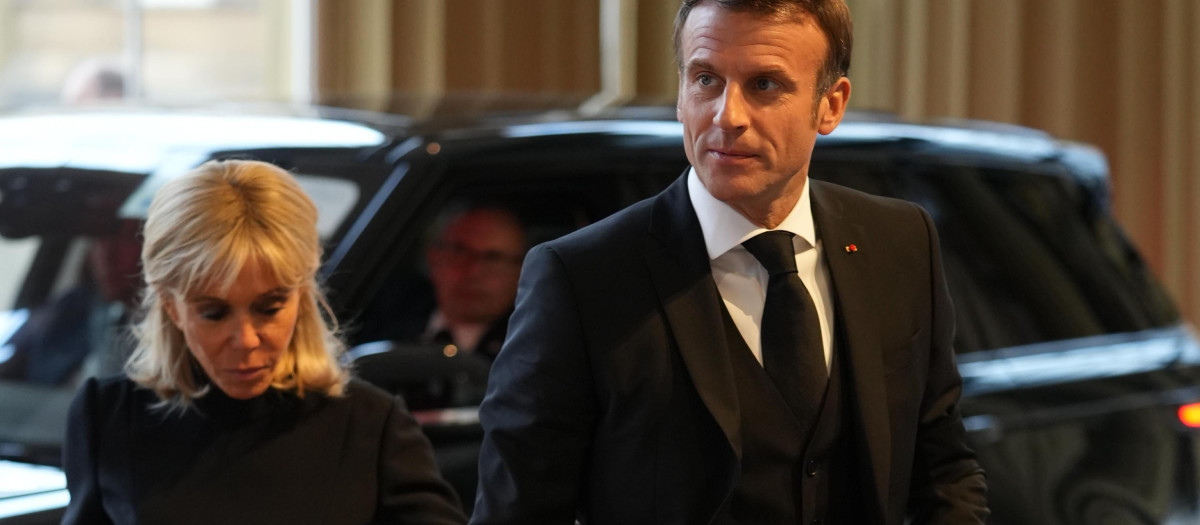 Emmanuele Macron y su esposa Brigitte, a la llegada a la recepción