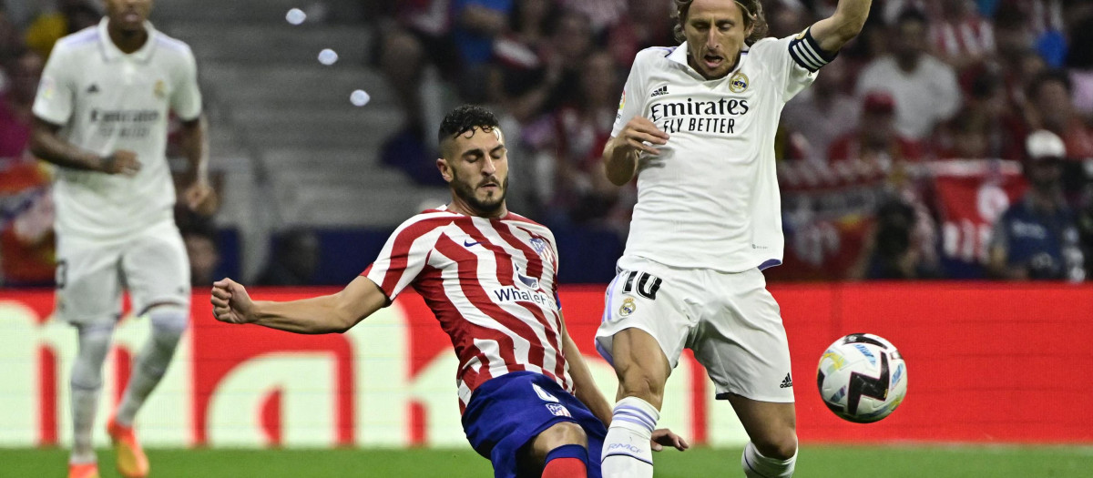 Koke, ante Modric, en el derbi madrileño entre Atlético y Madrid