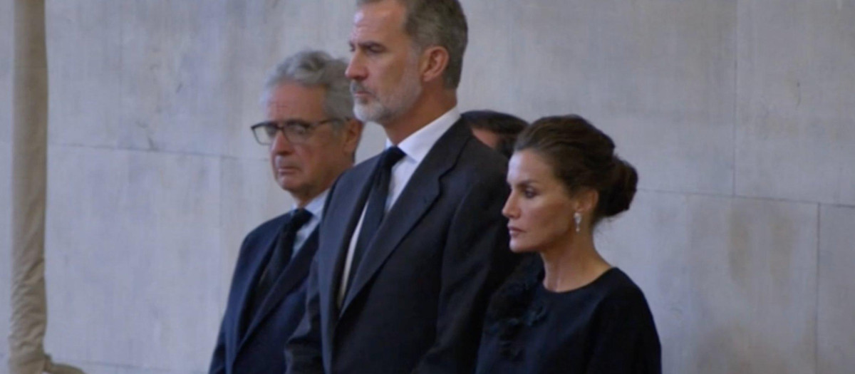 Los Reyes rinden tributo a Isabel II y se reencuentran con Don Juan Carlos, recibido en Buckingham
